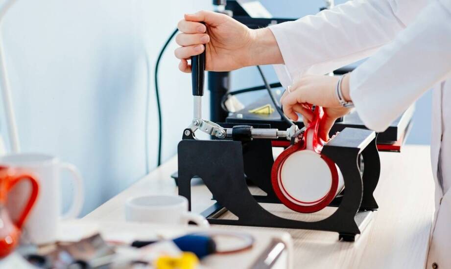 Jak technologia nadruku wpływa na trwałość firmowych kubków?