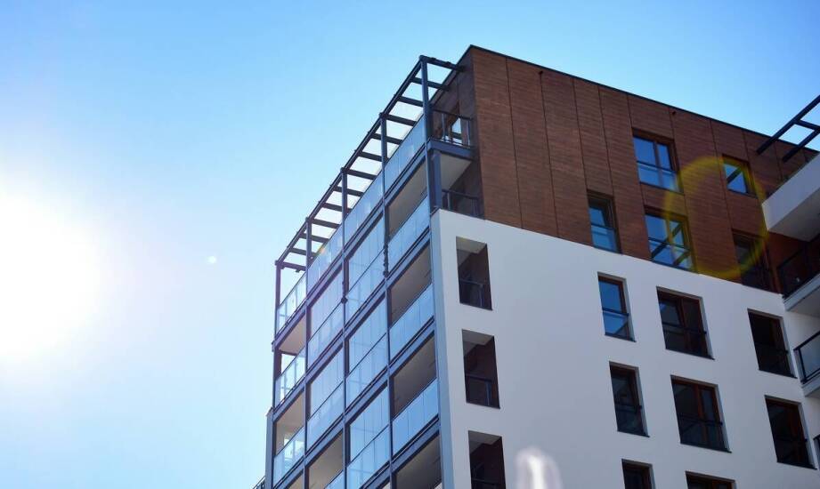 Jak różne rodzaje farb wpływają na trwałość elewacji?