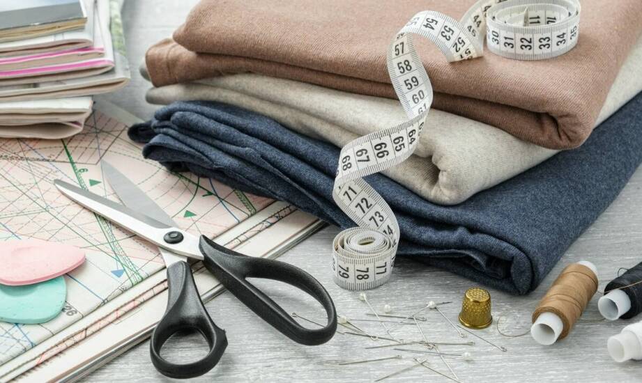 Krawiecki metr jako element startowego zestawu dla początkujących krawców