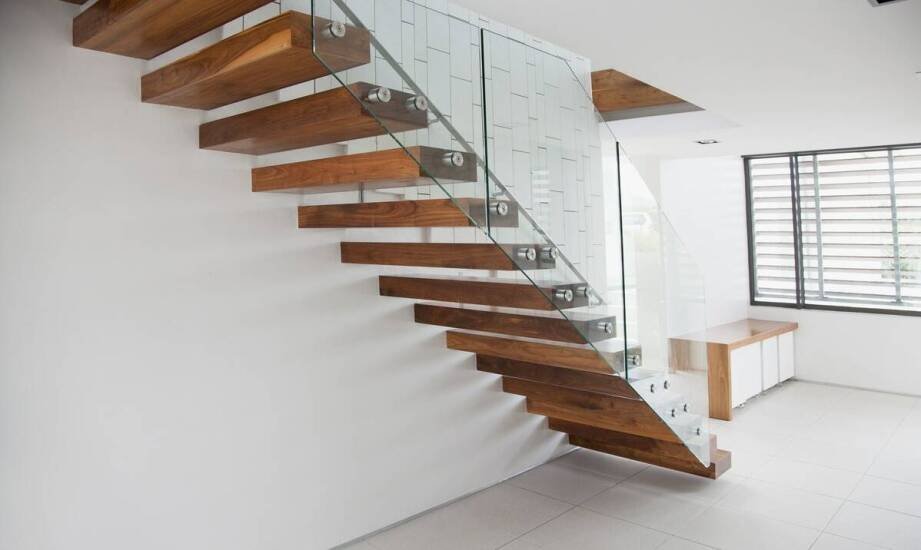 Drewniane balustrady – jakie rozwiązania oferują współczesne technologie?