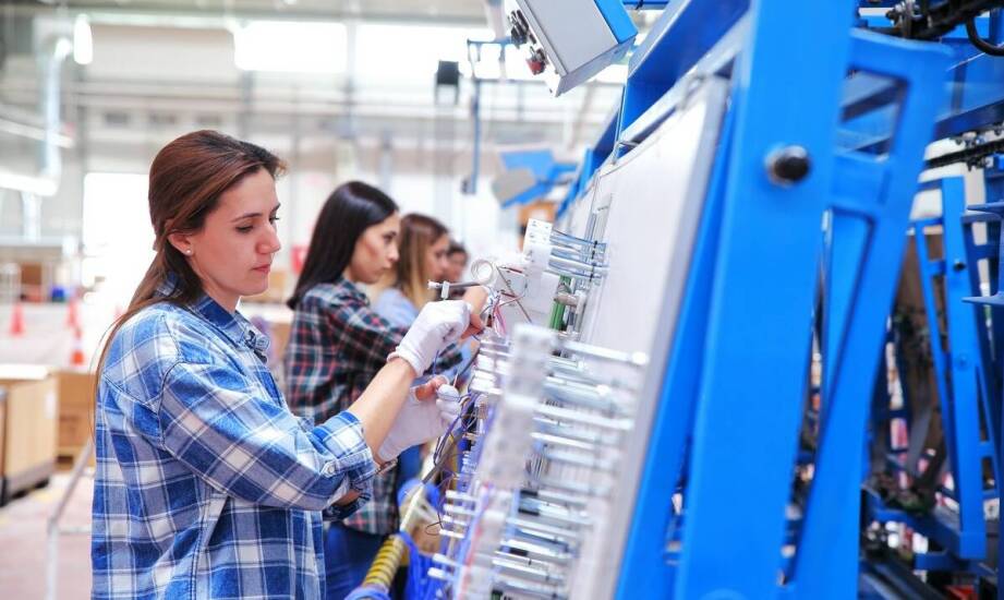 Zbieranie danych o pracy ludzi: Jak optymalizować wydajność personelu w fabryce?