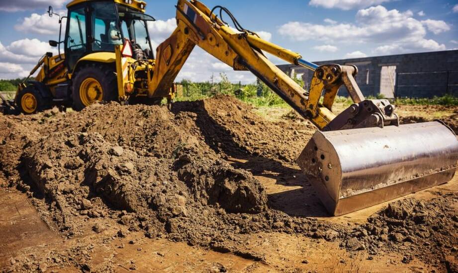 Wynajem łańcuchowej koparki – jak może przyspieszyć prace ziemne?