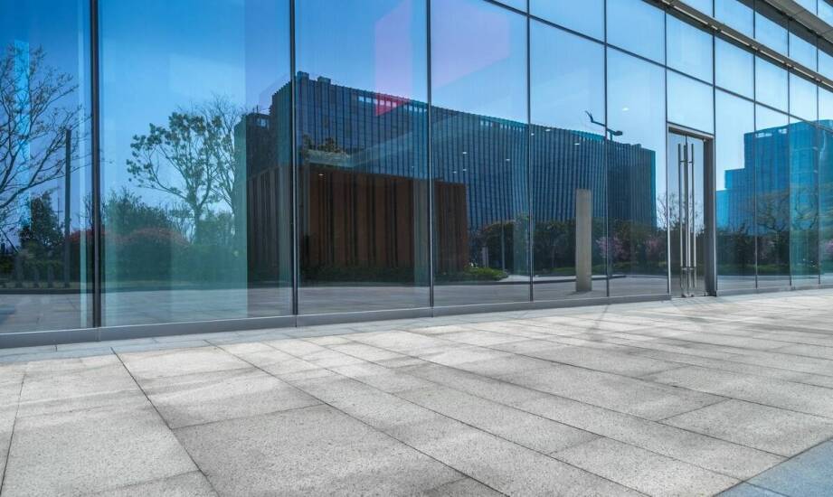 Zalety stalowych drzwi kwasoodpornych w branży budowlanej