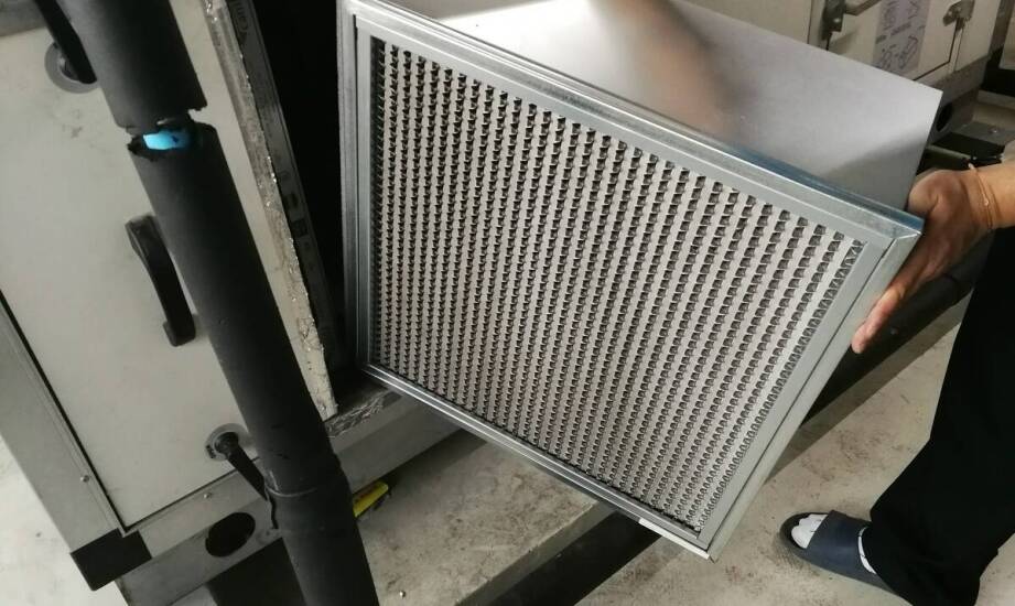 Jakie są zalety stosowania węglowych filtrów w miejscach publicznych?