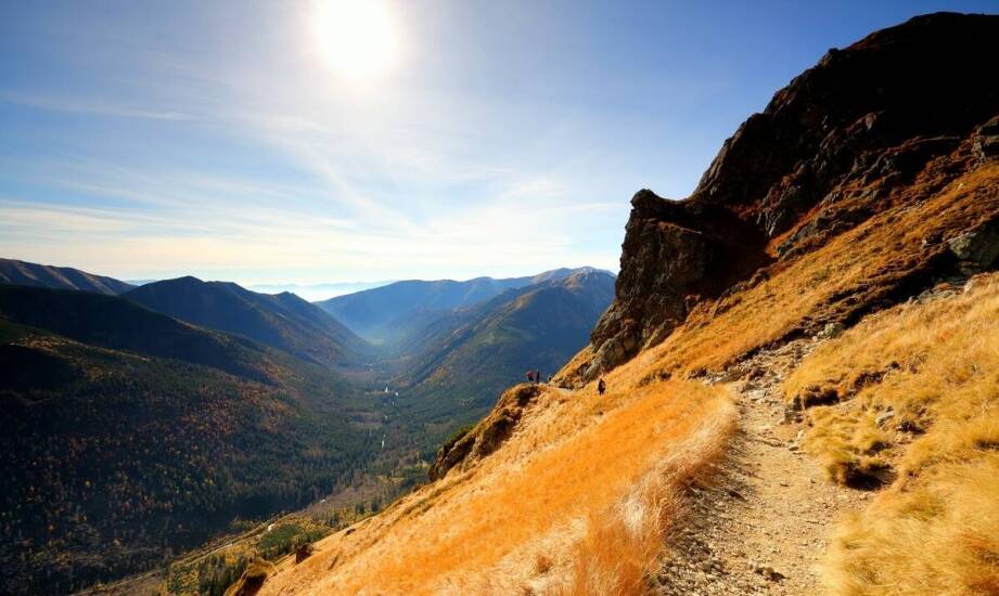 Jak Mariusz Bąk, przewodnik, wzbogaca doświadczenia turystyczne w Karpaczu?