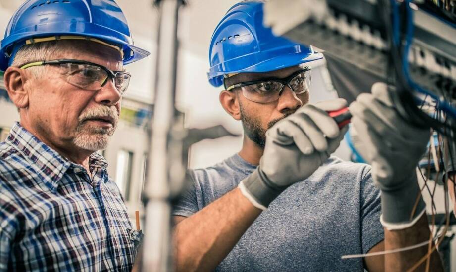 Jakie są zalety współpracy z ekipą montażową posiadającą doświadczenie w pracy z magazynami energii?