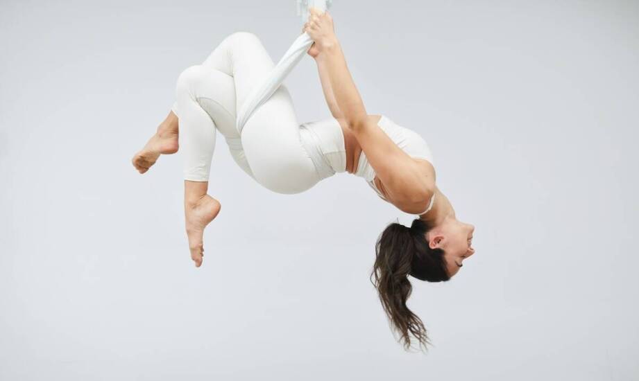 Ochrona i wygoda – jaką rolę odgrywa strój w tańcu na rurze?