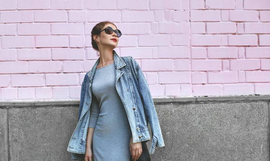 Jak stworzyć minimalistyczny look z jednokolorową sukienką midi?