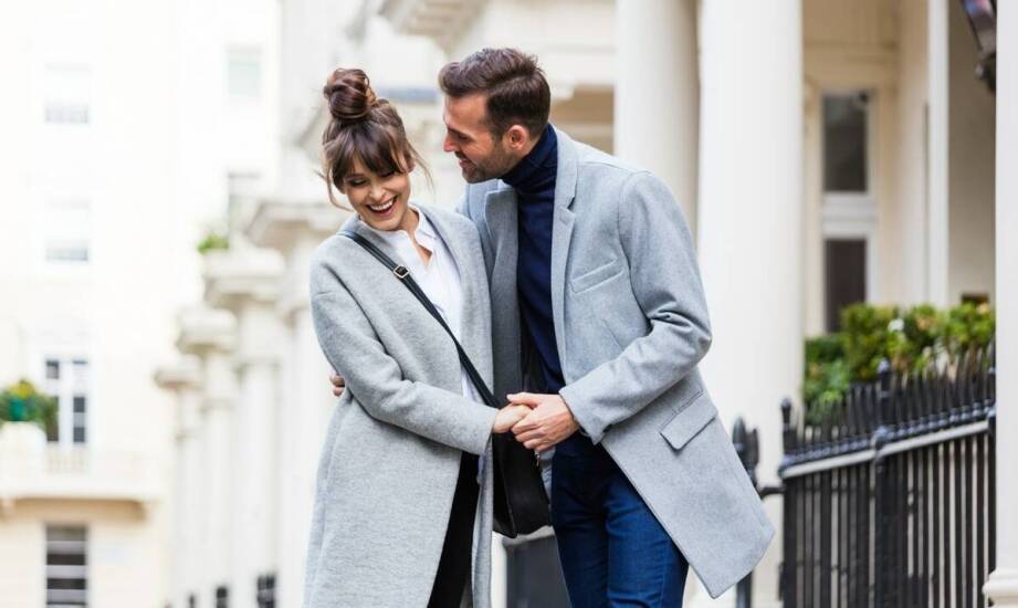 Jak stylizować szary oversize damski płaszcz na różne okazje?