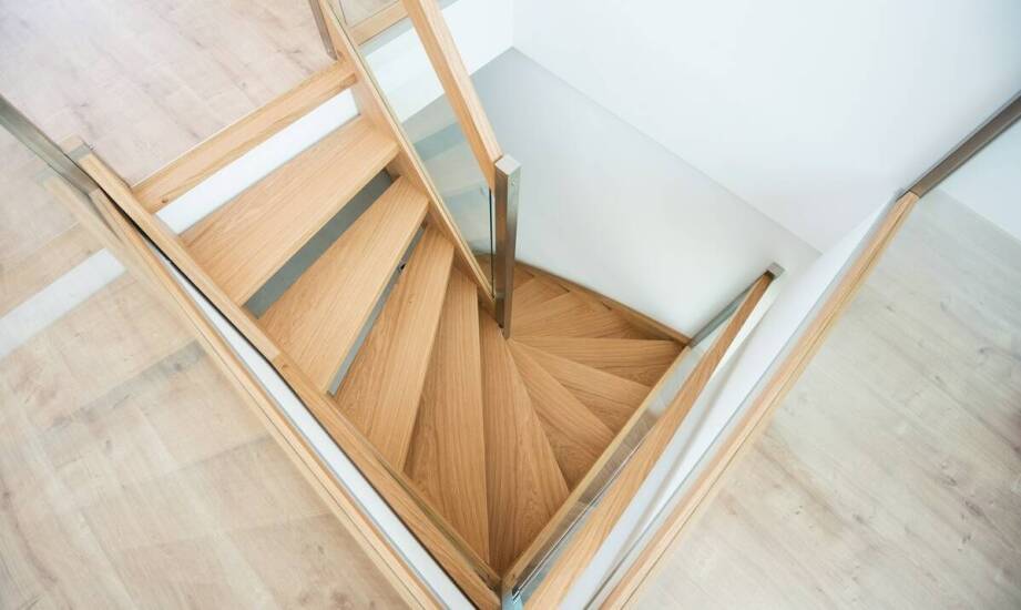 Estetyka i funkcjonalność zakręcanych drewnianych schodów w małych pomieszczeniach