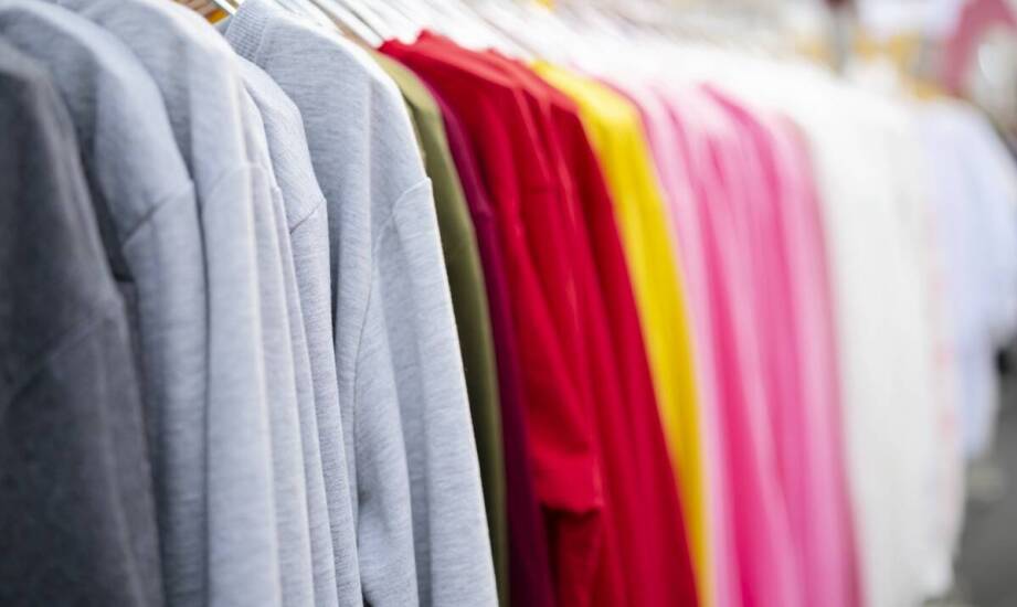 Sportowe sukienki i ich miejsce w casualowych ubraniowych kompletach