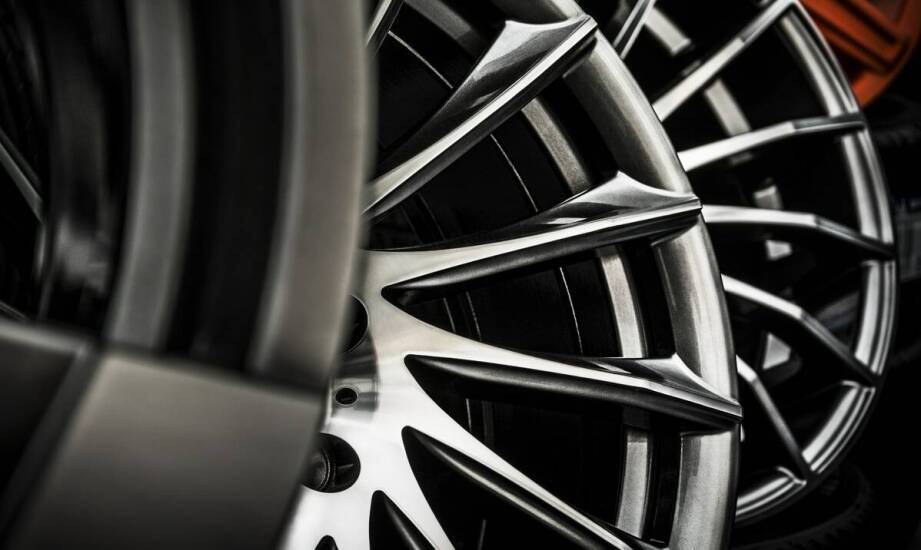 Jakie są główne wyzwania przy renowacji aluminiowych felg?