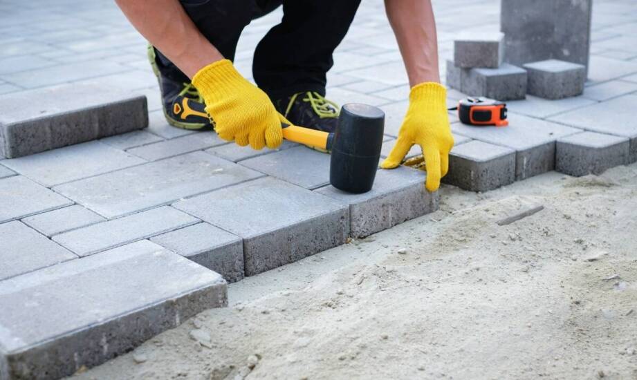 Jakie są korzyści z profesjonalnego układania brukowej kostki?