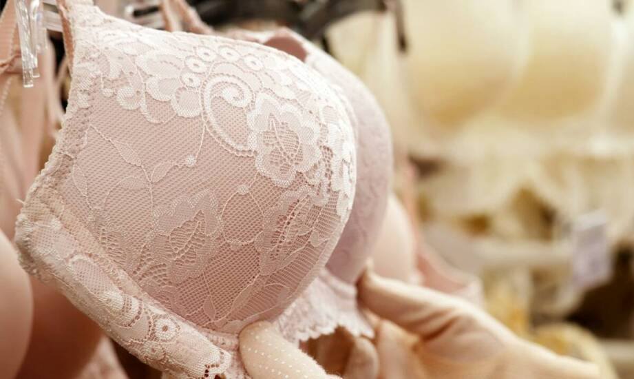 Komfortowe i stylowe – jakie niebieskie stringi wybrać na lato?