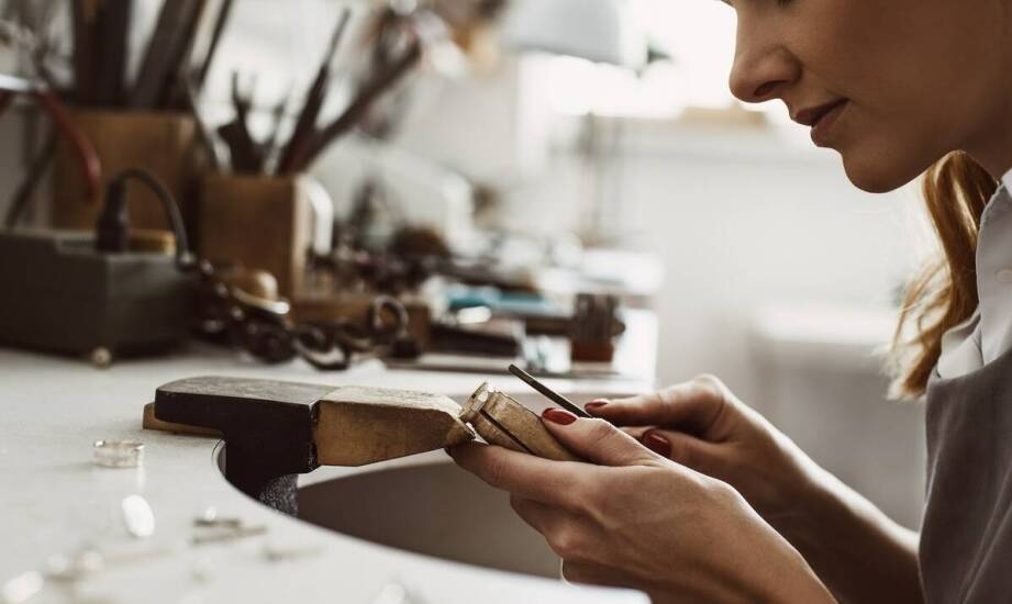 Rola pozłacanych zawieszek w personalizacji biżuterii