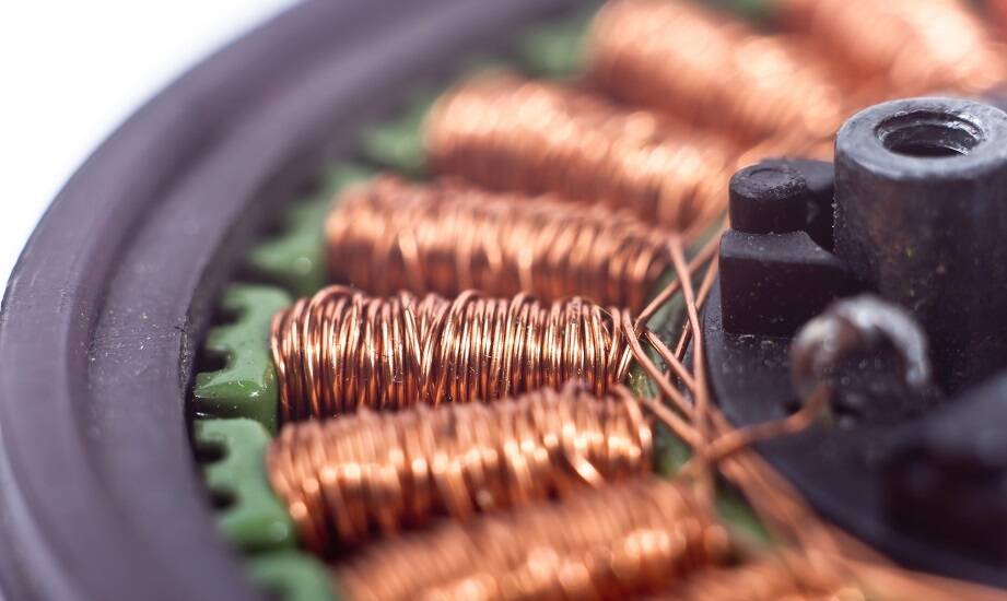 Jakie parametry indukcyjności spełniają wymagania do filtracji?