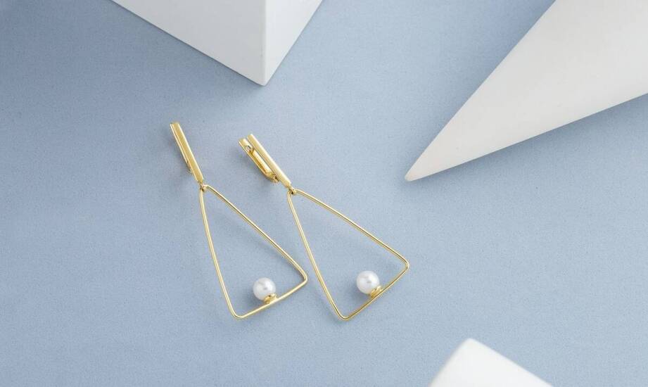 Wiszące kolczyki koła – jak łączyć je z innymi elementami biżuterii?