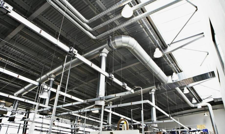 Jak przemysłowe odciąganie pyłu wpływa na jakość powietrza w fabrykach?