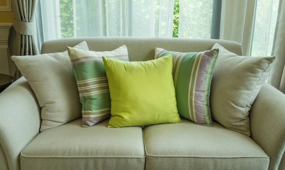 Jak ozdobne poszewki na poduszki 45x45 wpływają na atmosferę we wnętrzu?