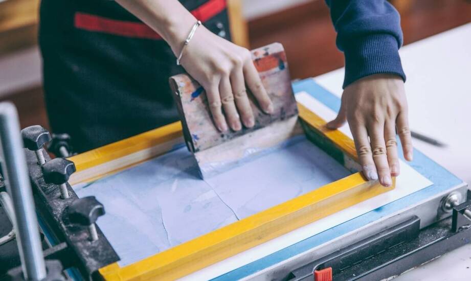 Smycze z sublimacyjnym nadrukiem – jak tworzyć przyciągające wzory?