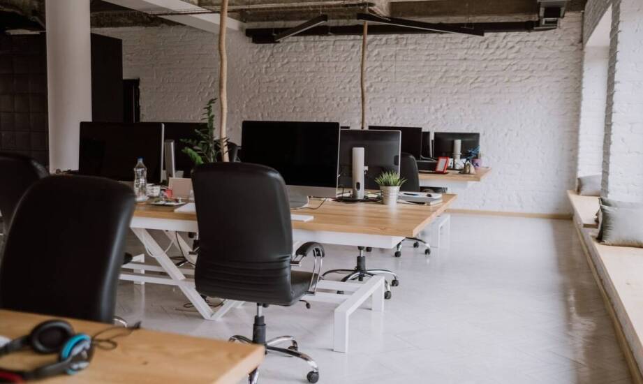 Jakie biurowe akcesoria zwiększają ergonomię miejsca pracy?