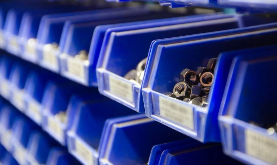 Jak dostosować tablicę z pojemnikami do specyfiki danej branży?