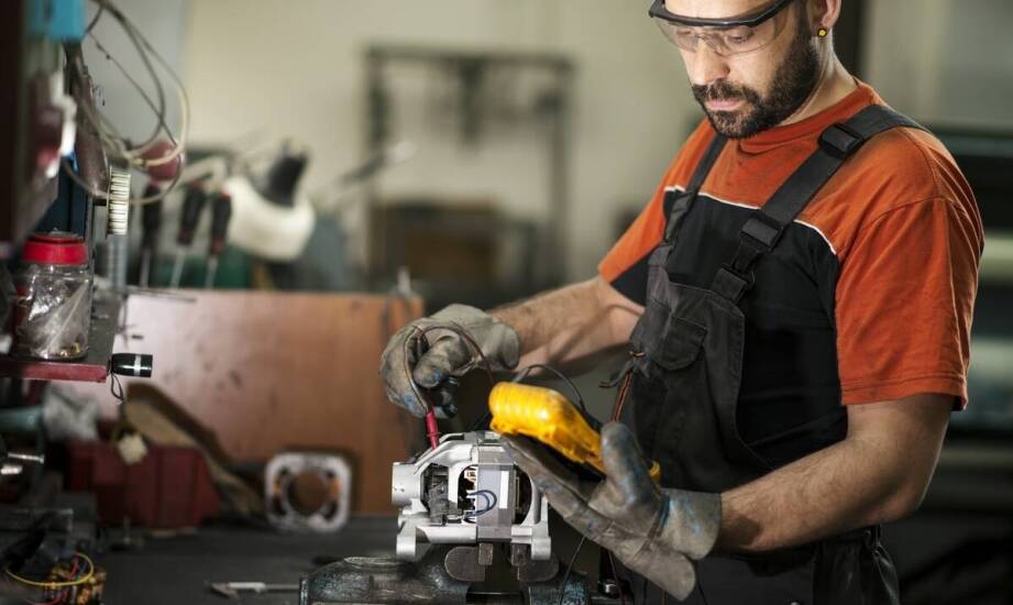 Jak serwis śrubowych sprężarek przyczynia się do redukcji operacyjnych kosztów?