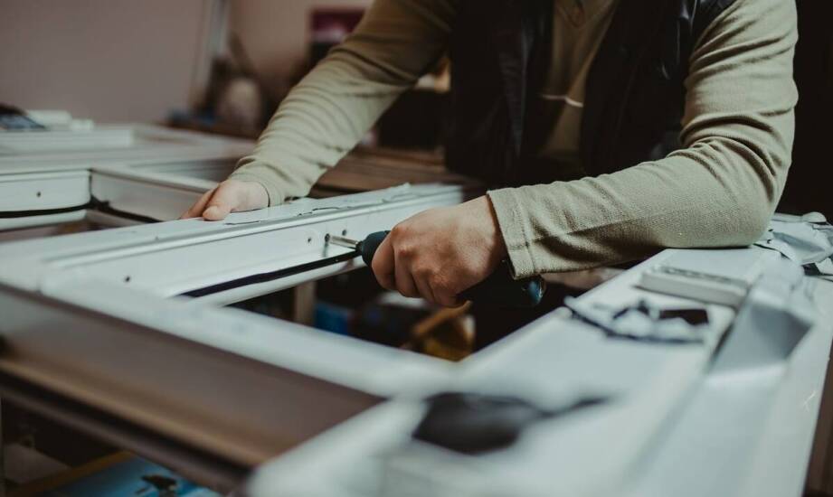 Jakie są wyzwania związane z montażem ażurowych drzwi w starszych budynkach?