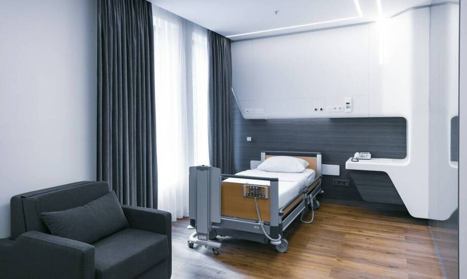 Czy warto inwestować w stolik dla chorego do łóżka podczas rehabilitacji?