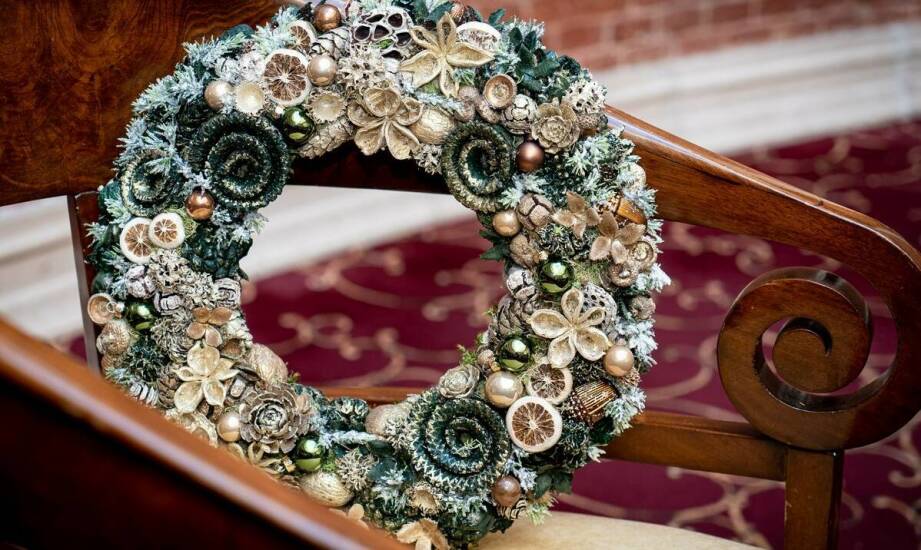 Jakie elementy można dodać do mchu wianków, aby podkreślić ich wyjątkowość?