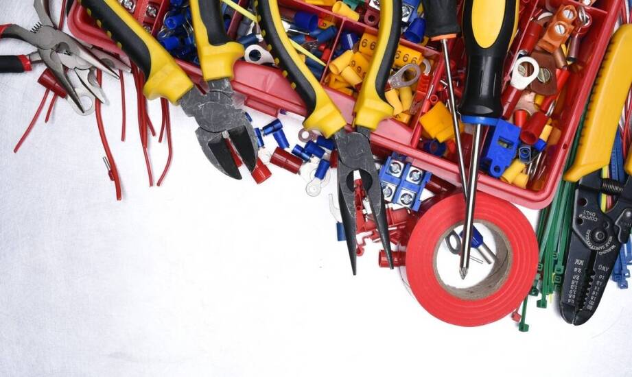 Jakie czynniki wpływają na wybór odpowiednich materiałów do instalacji elektrycznych?