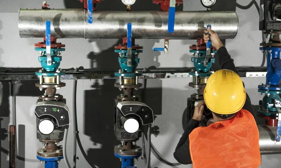 Montaż pompy 12 kW w istniejących systemach grzewczych – co warto rozważyć?