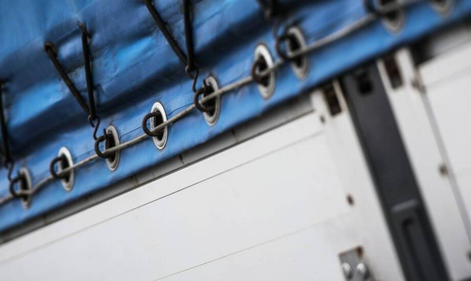 Rola zaciskowych opasek w zabezpieczaniu ładunków podczas transportu