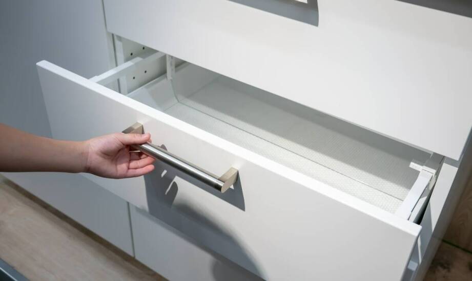 Innowacje w meblarstwie: jak servo drive zmienia sposób otwierania szuflad?