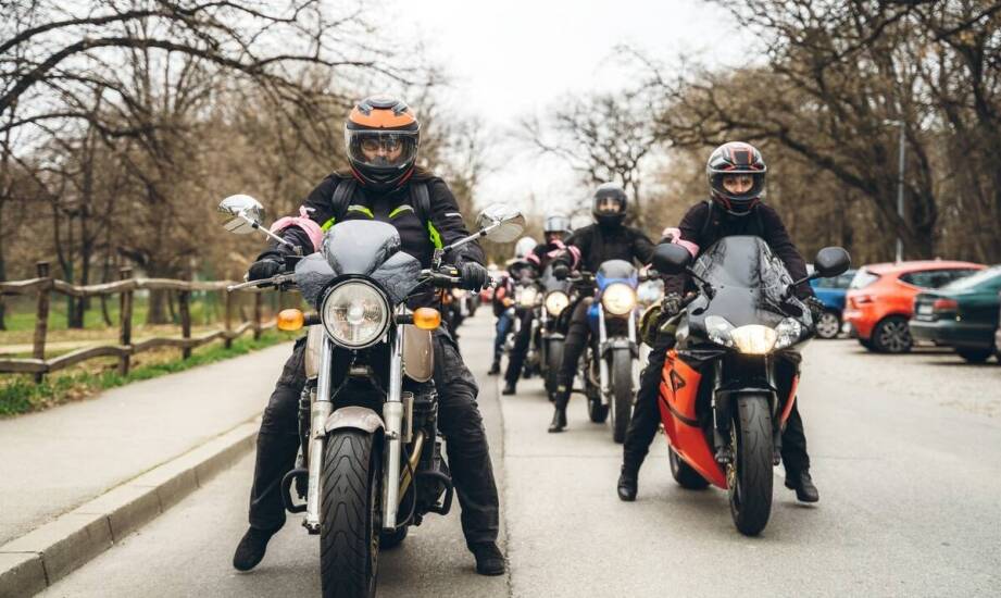 Jakie są różnice w programach nauczania dla kategorii A2 i innych kategorii motocyklowych?