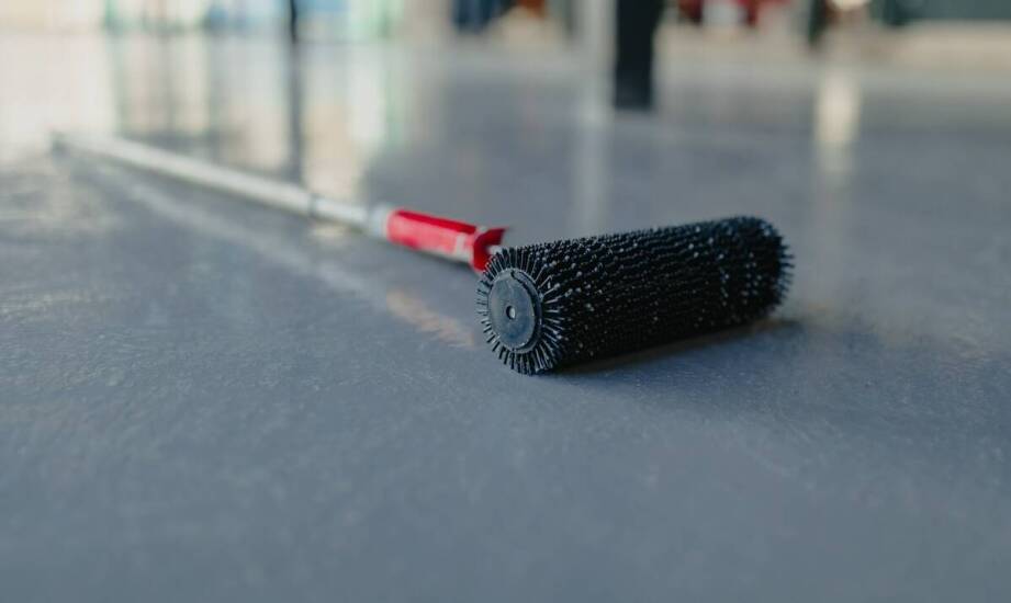 Odporność mikrocementu na mechaniczne uszkodzenia – idealne rozwiązanie dla intensywnie użytkowanych przestrzeni.