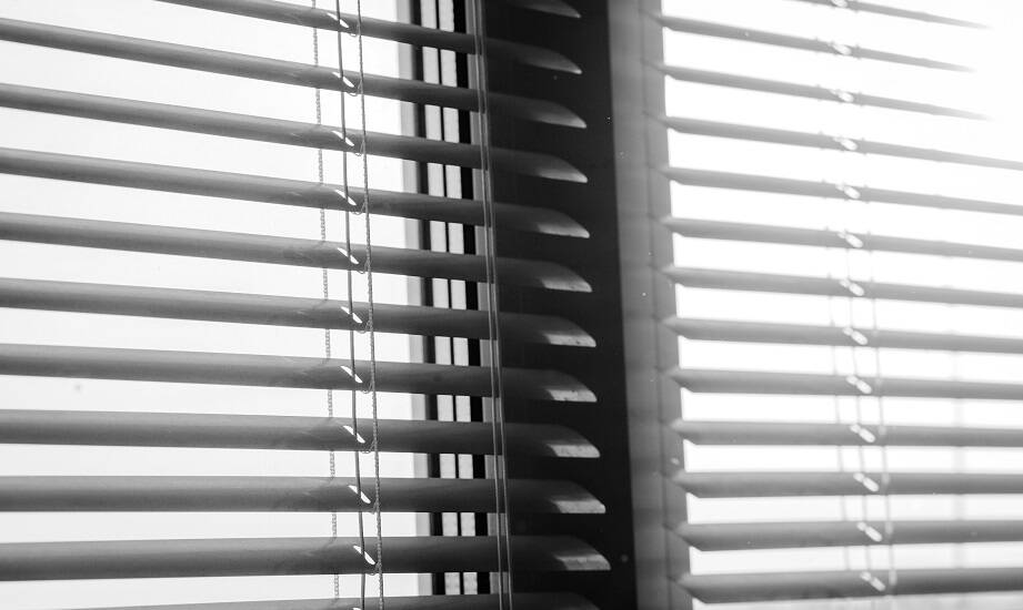 Jakie czynniki brać pod uwagę przy wyborze żaluzji okiennych?