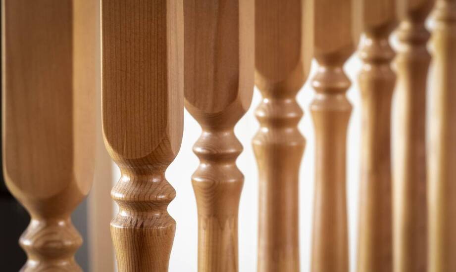 Drewniane balustrady a tradycyjne wzornictwo – jak połączyć klasykę z nowoczesnością?