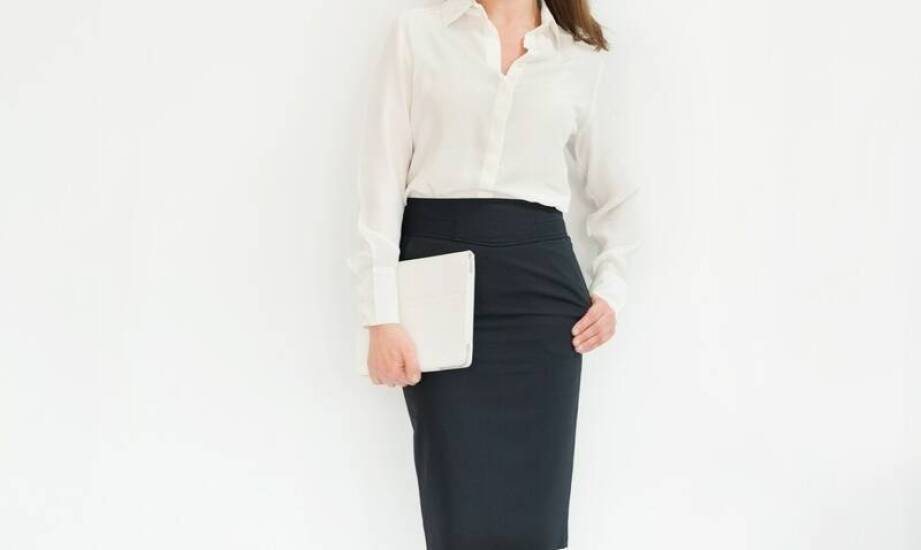 Biurowe stylizacje z białym kardiganem na guziki