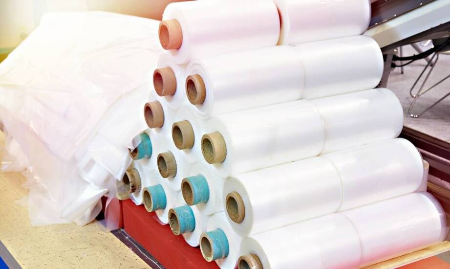 Dlaczego folia stretch jest kluczowym elementem do zabezpieczania palet?