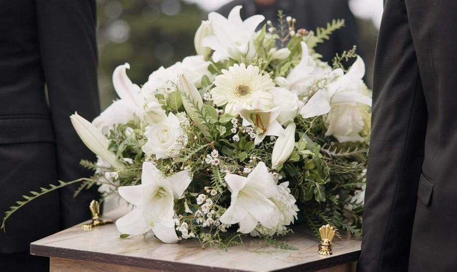 Jakie kroki należy podjąć, aby zorganizować pogrzeb tradycyjny?