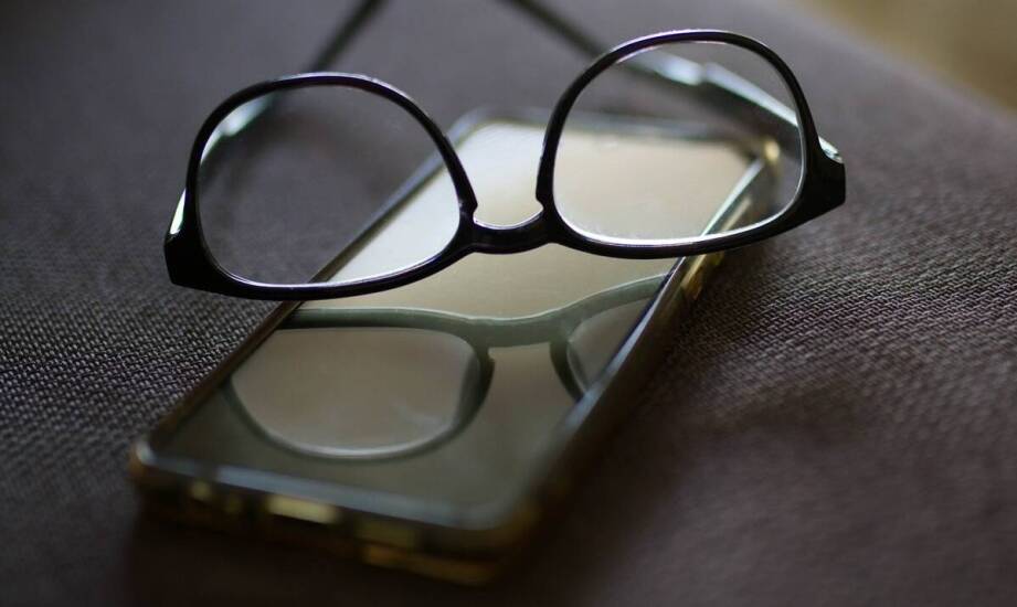 Wpływ antyrefleksyjnej powłoki na jakość widzenia w różnych warunkach oświetleniowych