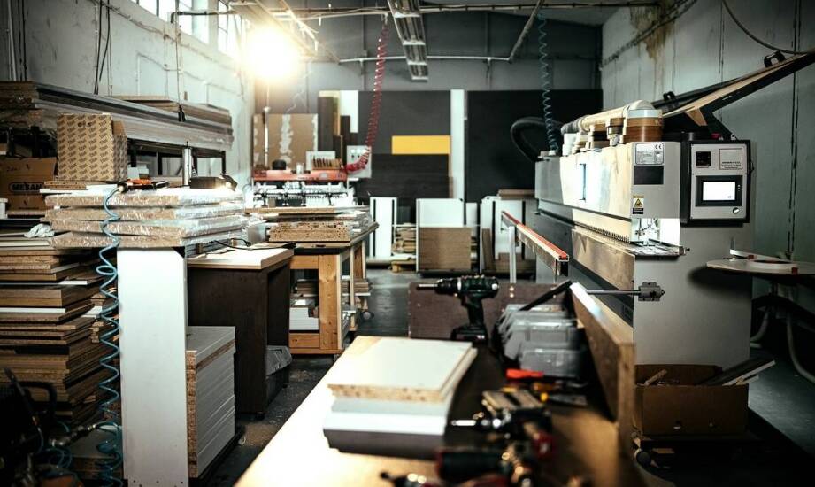 Dlaczego warto zainwestować w używaną grubościówkę heblarkę w stolarni?
