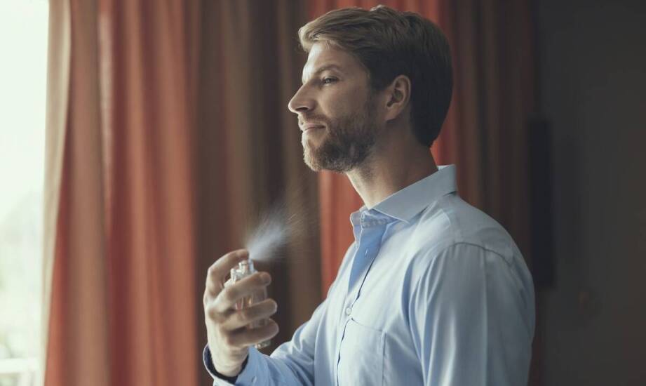 Jakie są korzyści z użycia benzokainy w sprayu do gardła?