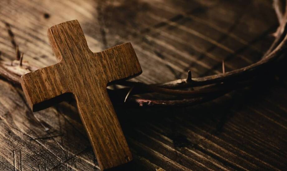 Elegancja i znaczenie złotego różańca w nowoczesnej biżuterii.