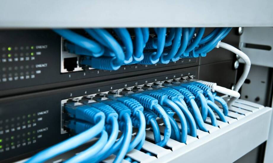 W jaki sposób teletechniczna instalacja wpływa na jakość połączeń w budynkach mieszkalnych?