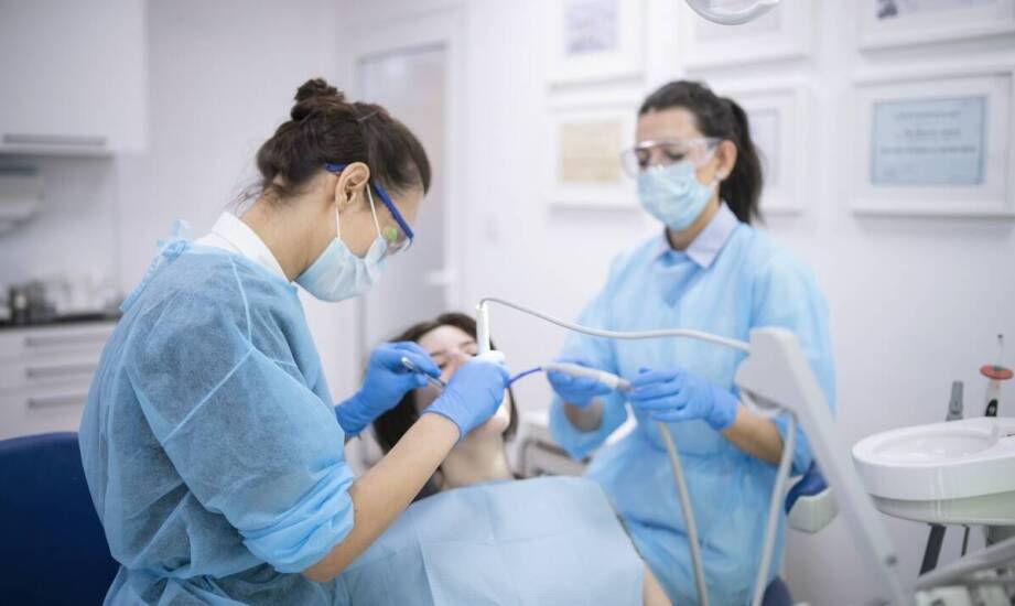 Usuwanie zębów a inne stomatologiczne zabiegi – jak je łączyć?