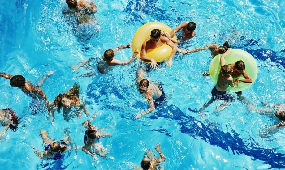 Nauka pływania dla dorosłych – jakie techniki pomagają w szybszym opanowaniu tej umiejętności?