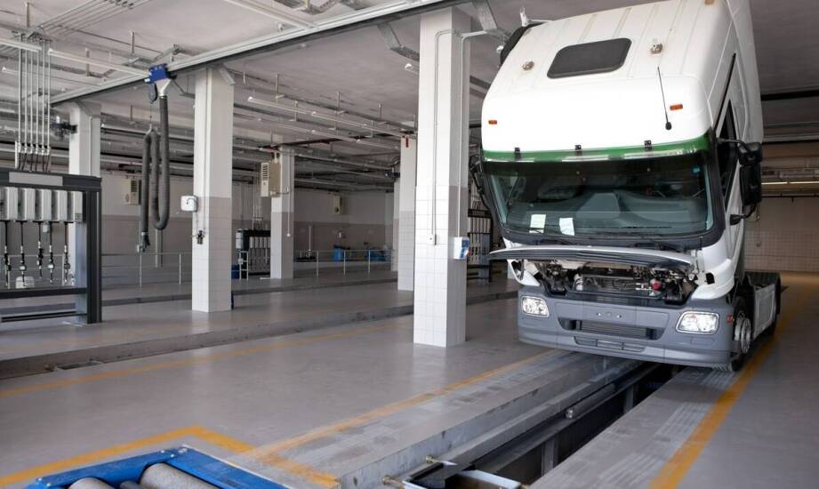 Serwis ciężarowych aut: znaczenie regularnych diagnostycznych przeglądów