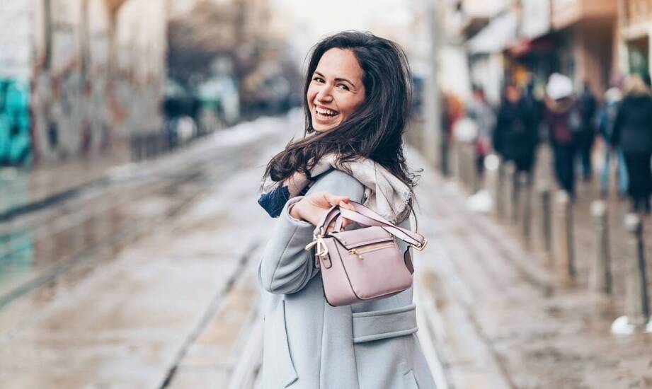 Wiosenne stylizacje z beżowym płaszczykiem – inspiracje dla każdej kobiety.